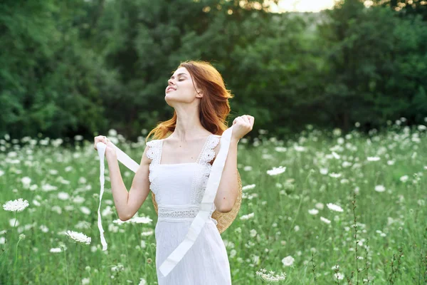 Kvinna i vit klänning blommor natur promenad charm — Stockfoto