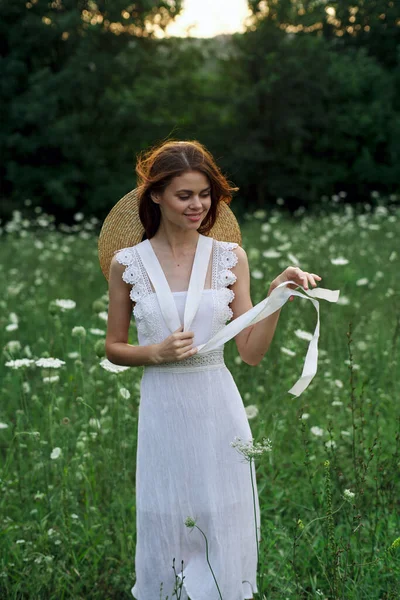 白いドレスの花の女性自然ウォークの魅力 — ストック写真