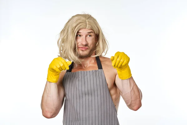 Man in geel rubber handschoenen in een womans pruik schoonmaken poseren — Stockfoto