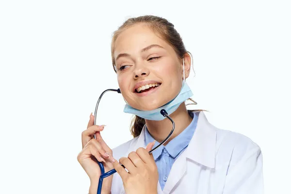 Assistente de laboratório feminino em solução química casaco branco analisa pesquisa — Fotografia de Stock