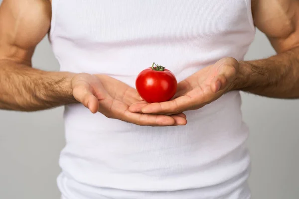 Barbudo hombre tomates frescos estilo de vida saludable dieta alimentos aislados fondo —  Fotos de Stock