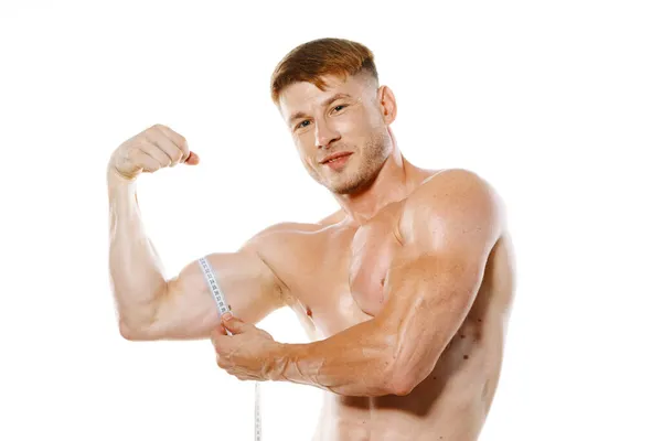 Atlético homem mede músculos aptidão posando fisiculturista — Fotografia de Stock