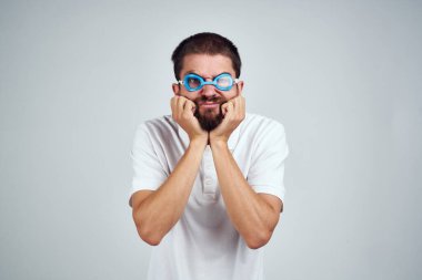 Yüzme duyguları için gözlük takan bir adam.