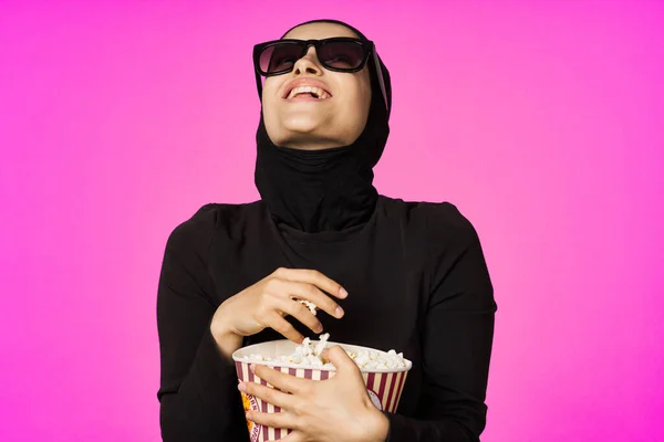 Arabskie kobieta rozrywka kino popcorn moda model etniczność — Zdjęcie stockowe