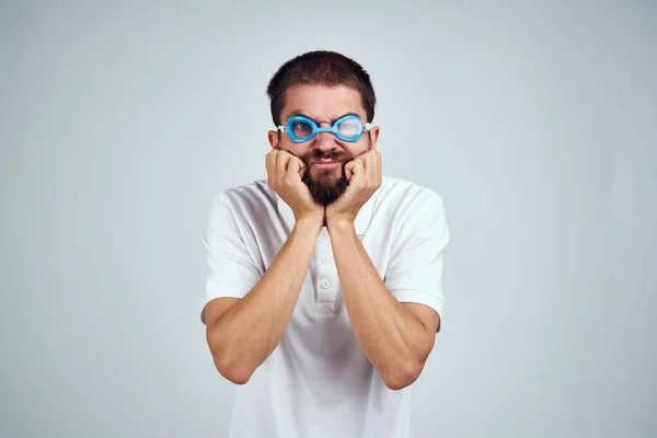 수영 감정을 위한 고글을 쓰고 있는 남자 — 스톡 사진