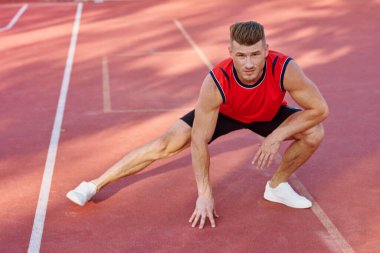 Spor salonunda egzersiz yapan atletik bir adam.