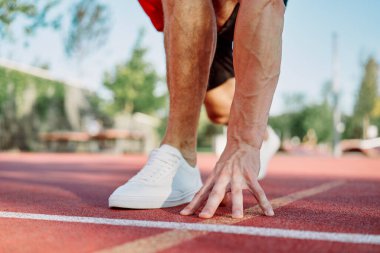 Spor sahası egzersizlerinde kaslı sporcular.