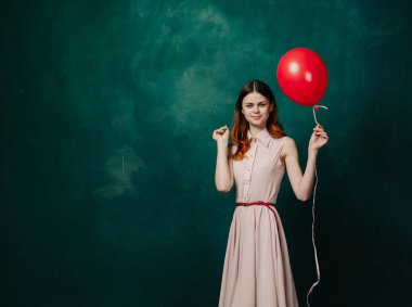 Kırmızı balonlu kadın doğum günü yeşil arka planı