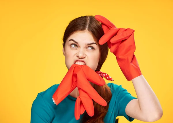 Vrouw schoonmaken dame rubber handschoenen detergentia huishoudelijk werk — Stockfoto