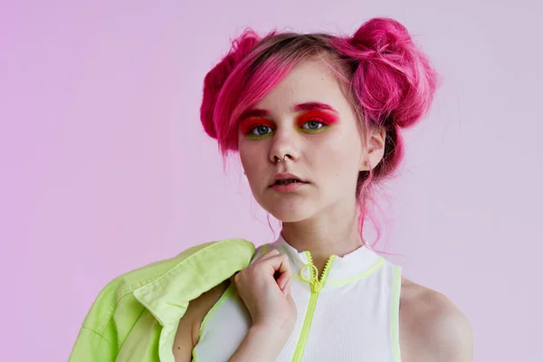 Гламурная модная женщина с розовыми волосами, позирующая хипстерской неоновой — стоковое фото