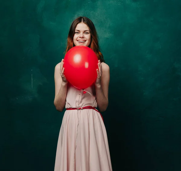 Frau mit rotem Ballon Feier Geburtstag grünen Hintergrund — Stockfoto