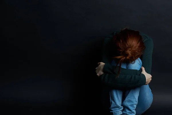 Kobieta z siniakami na twarzy problemy z przemocą domową emocje — Zdjęcie stockowe