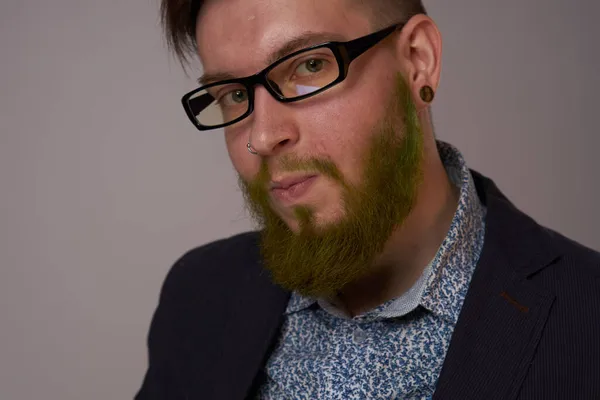 Portrait d'un homme d'affaires portant des lunettes avec une barbe posant un fonctionnaire — Photo