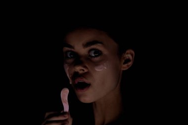 Neşeli kadın çıplak omuzlar temiz cilt bakımı