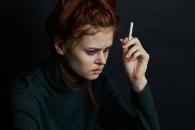 Fingal sermayesi olan bir kadın sigara depresyonu geçiriyor.