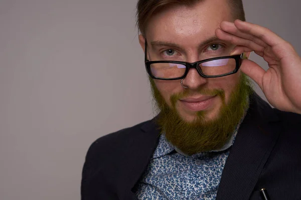 Retrato de un hombre de negocios con gafas con barba posando como funcionario —  Fotos de Stock