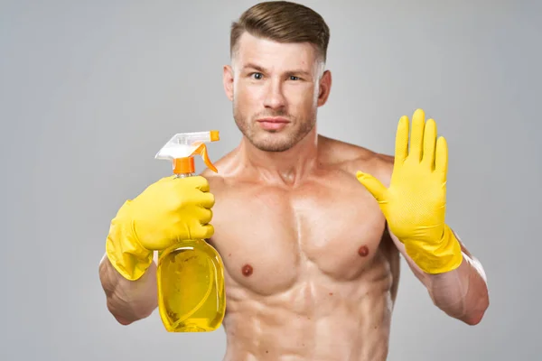 Grappige opgepompte man rubber handschoenen detergentia service — Stockfoto