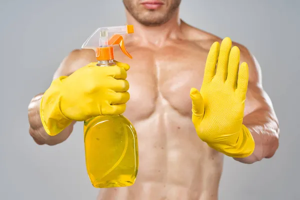 Legrační napumpovaný muž gumové rukavice prací prostředky služby — Stock fotografie