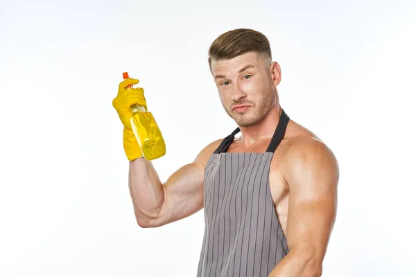 Uomo indossa grembiule detergente pulizia posa servizio — Foto Stock