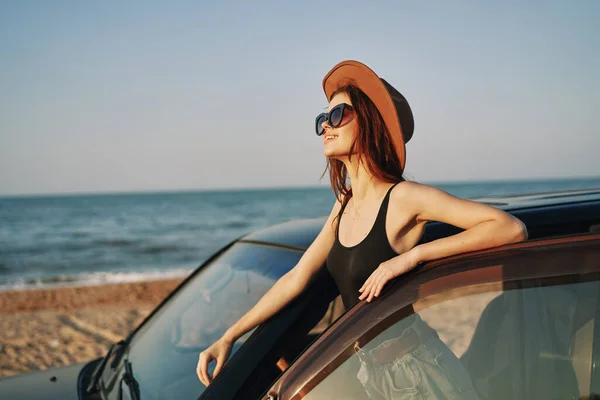 Frau am Strand in der Nähe von Autoreisen Abenteuer Sommer — Stockfoto