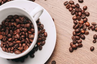 Bir fincan kahve. Sıcak içecek. Nesnenin dökülen taneleri.