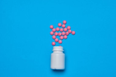 Ağrı kesici vitaminler ilaç kapsüllerini mavi arka plan