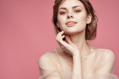 Güzel kadın saç stili eğlence kozmetik moda izole edilmiş arka plan