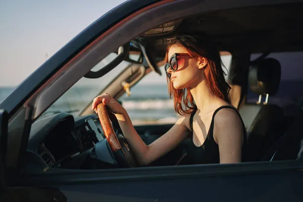 Mooie vrouw in zonnebril rijden een auto reis — Stockfoto