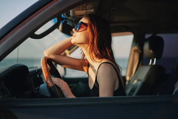 Frau fährt Auto und posiert für Mode — Stockfoto