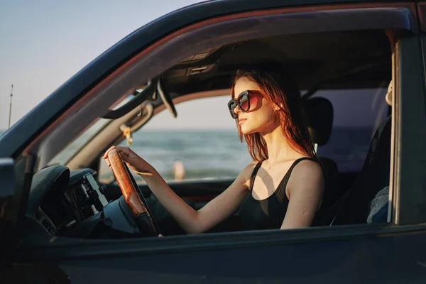 ผู้หญิงที่มีความสุขในแว่นตากันแดด ขับรถท่องเที่ยว — ภาพถ่ายสต็อก