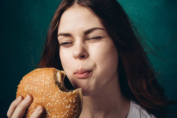 Kobieta jedzenie hamburger fast food przekąska zbliżenie — Zdjęcie stockowe