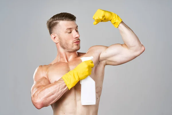 Homem com músculos bombeados detergente posando limpeza — Fotografia de Stock