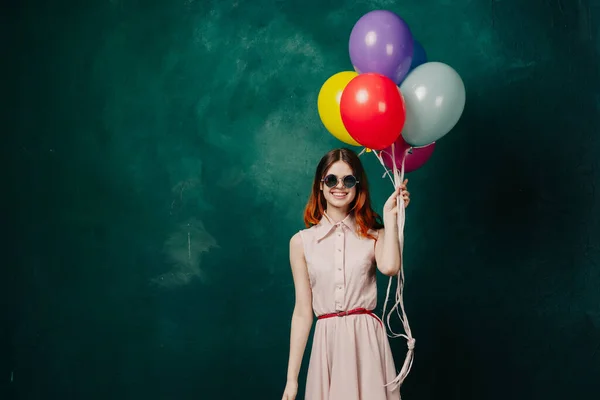Mujer alegre con globos de colores diversión de vacaciones — Foto de Stock