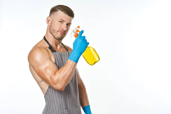 Uomo in grembiule detergente pulizia servizio luce sfondo — Foto Stock
