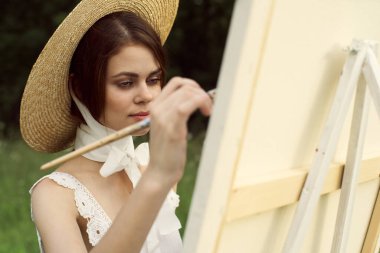 Güzel kadın ressam doğa resim hobisi