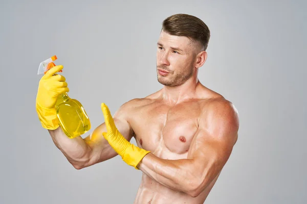 ゴム手袋をした筋肉の男が宿題を — ストック写真