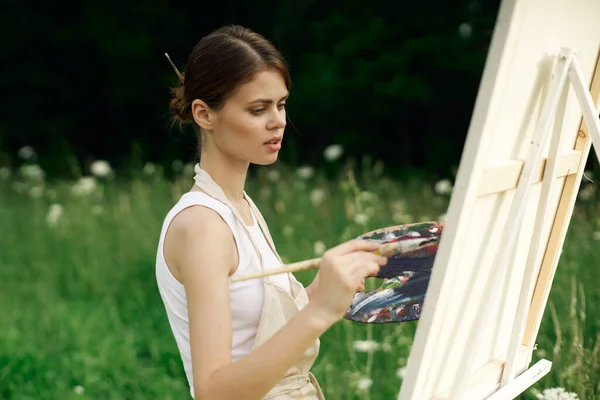 Fröhliche Künstlerin malt ein Bild im Freien kreative Kunst — Stockfoto