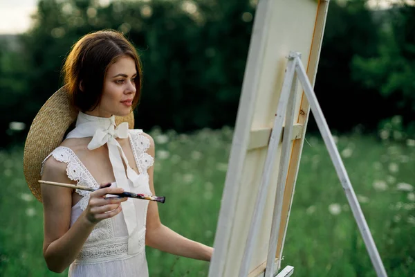 Žena umělec venku malování příroda hobby umění — Stock fotografie