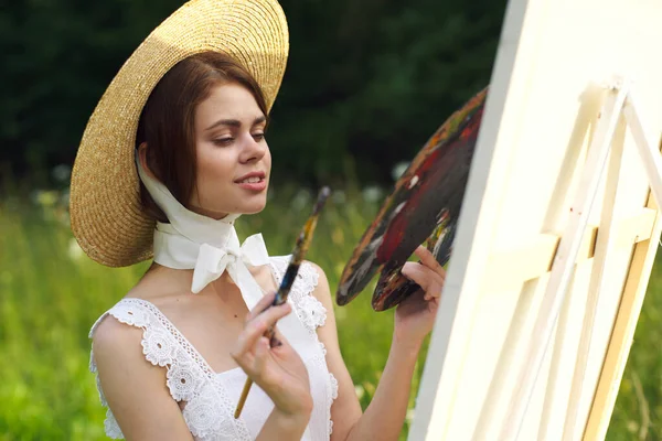 Mujer en vestido blanco artista pinta en la paleta de la naturaleza creativa — Foto de Stock