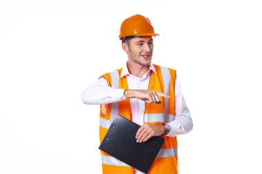 Turuncu şapkalı adam inşaat işinde çalışıyor.