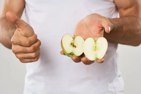 Emotionele bebaarde man met appel in zijn handen fruit snack — Stockfoto
