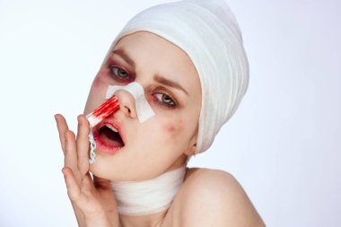 Kadın hasta estetik ameliyat çıplak omuzlar hafif arka plan