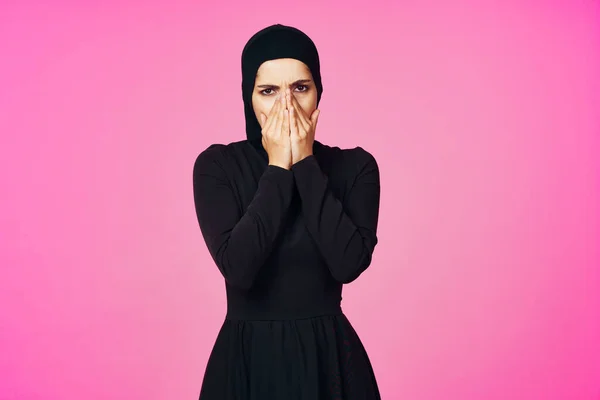 Мусульманська жінка в чорному хіджабі позує модель жестів рук — стокове фото