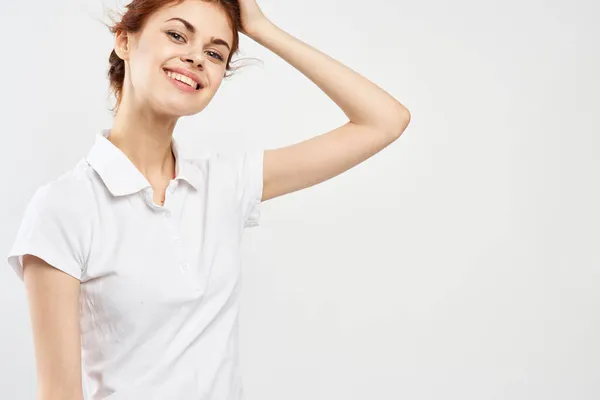 Женщины в очках в белых футболках позируют на фоне цвета — стоковое фото