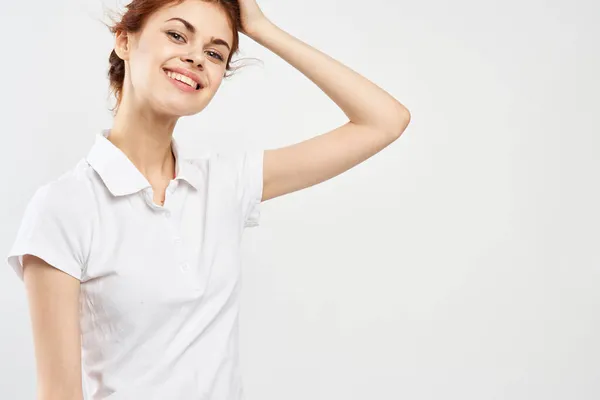 Chica con polo blanco hotsell