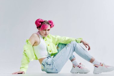 Güzel kadın parlak makyaj poster tarzı kıyafetler asidik tasarım