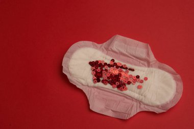 Kadınsı ped kan regl hijyen kırmızı arka plan