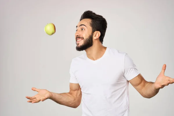 Homem barbudo em maçãs brancas camiseta segurando comida saudável — Fotografia de Stock