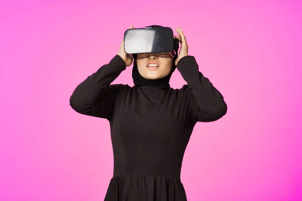 Femme en noir lunettes hijab réalité virtuelle technologie film regarder — Photo