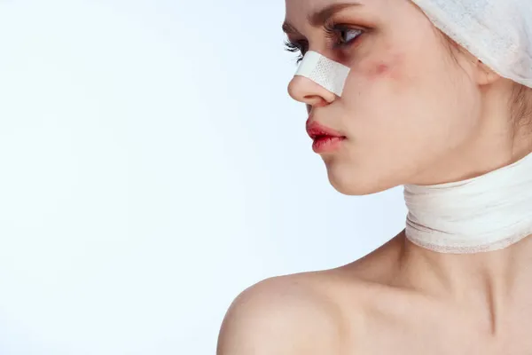 Retrato de una mujer cirugía plástica operación hombros desnudos estilo de vida de estudio — Foto de Stock